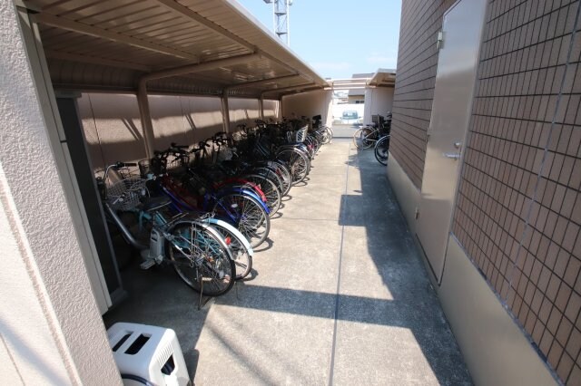 物件内観写真4　(駐輪場)