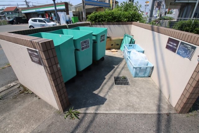 物件内観写真5　(敷地内ゴミ置き場)