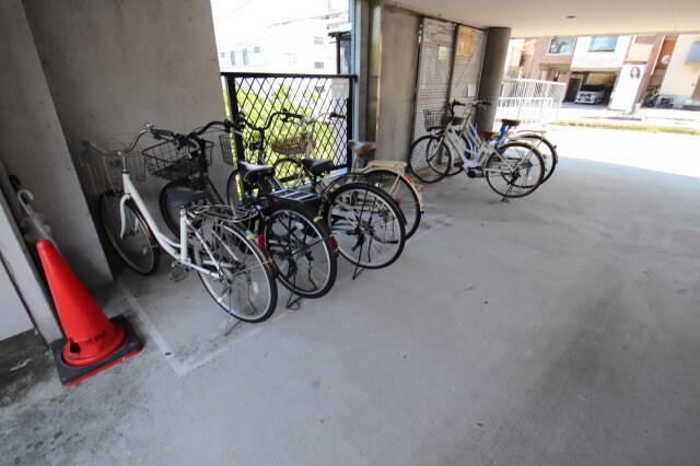 物件内観写真3　(駐輪場)
