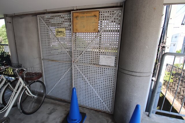 物件内観写真4　(敷地内ゴミ置き場)