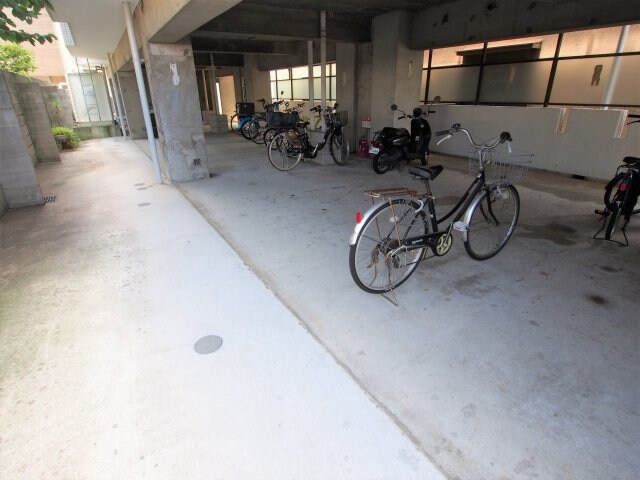 物件内観写真3　(駐輪場)