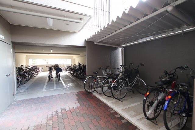 物件内観写真4　(駐輪場)