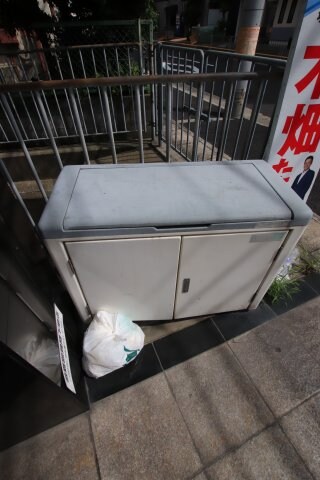 物件内観写真6　(敷地内ゴミ置き場)