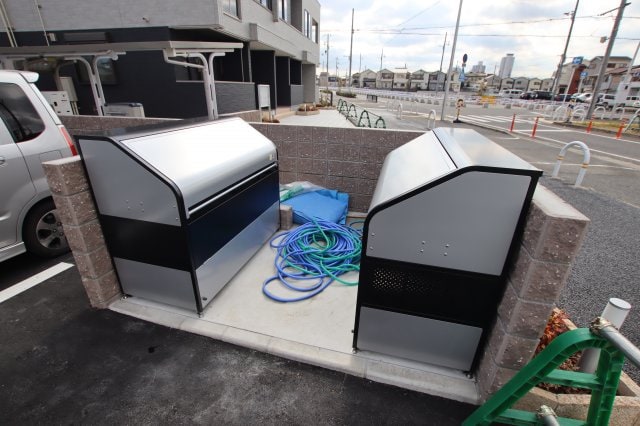 物件内観写真5　(敷地内ゴミ捨場)