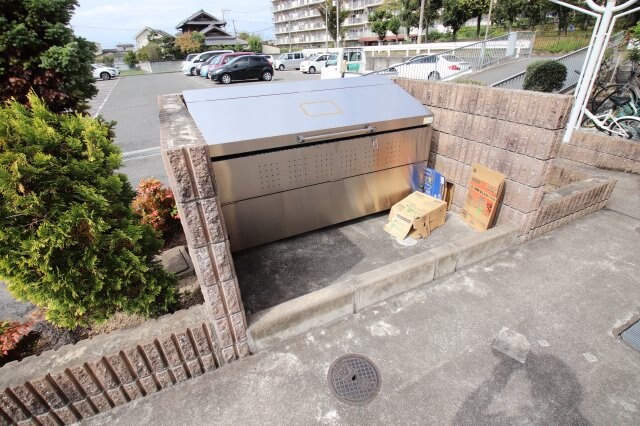 物件内観写真5　(敷地内ゴミ捨場)