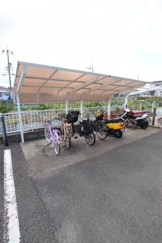 物件内観写真4　(駐輪場)