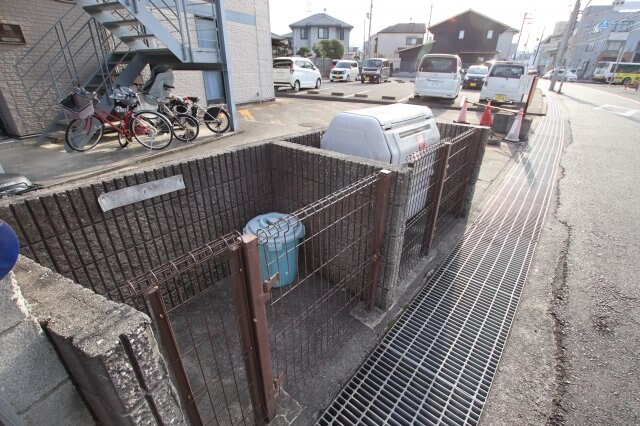 物件内観写真5　(敷地内ゴミ置き場)