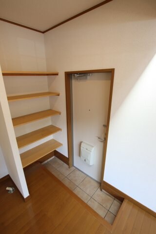 物件内観写真7　(靴置き場)