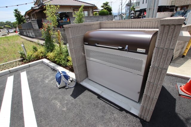 物件内観写真5　(敷地内ゴミ捨場)