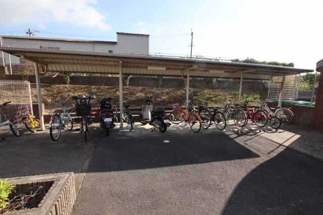 物件内観写真4　(駐輪場)