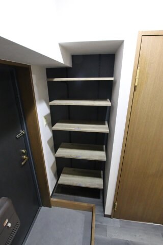物件内観写真8　(玄関収納)