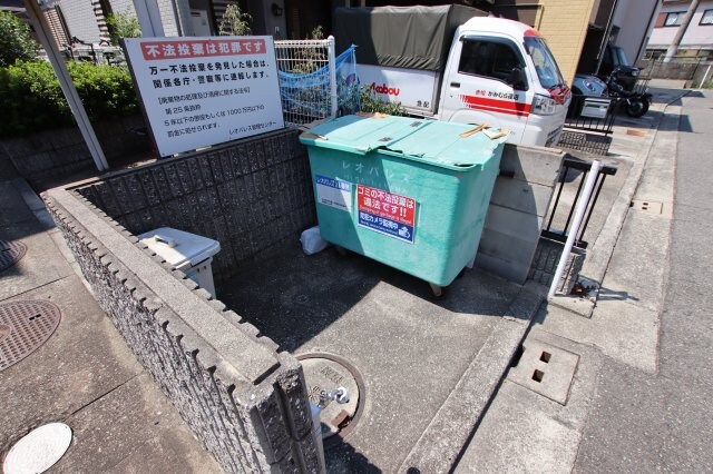 物件内観写真5　(敷地内ゴミ置き場)