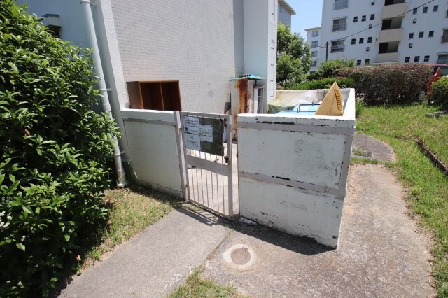 物件内観写真5　(敷地内ゴミ捨場)