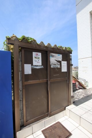 物件内観写真5　(敷地内ゴミ捨場)