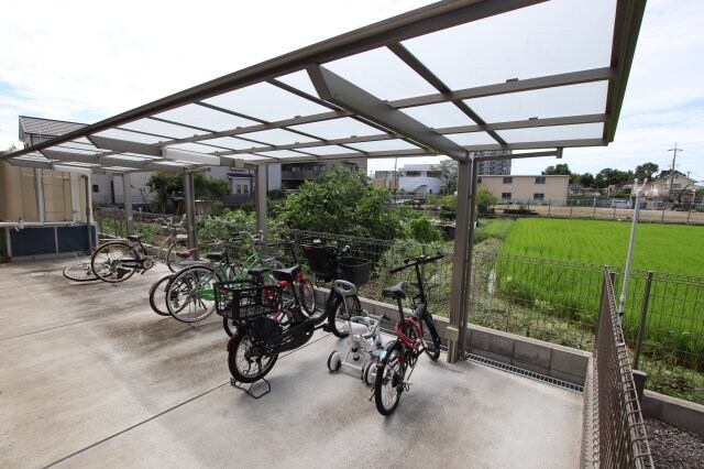 物件内観写真4　(駐輪場)