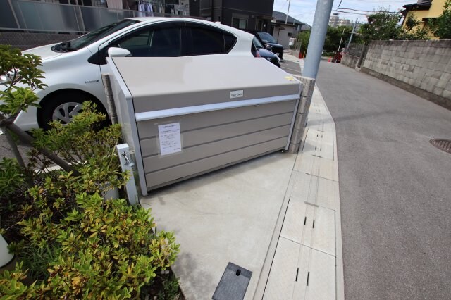 物件内観写真5　(敷地内ゴミ捨場)