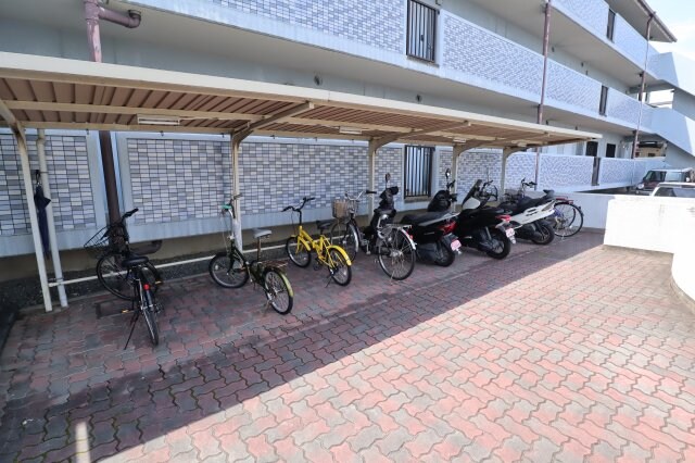 物件内観写真4　(駐輪場)