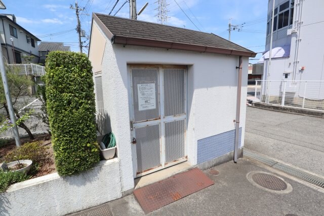 物件内観写真5　(敷地内ゴミ置き場)