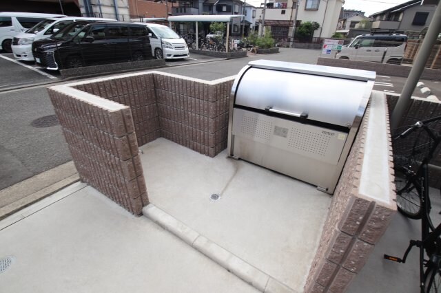 物件内観写真5　(敷地内ゴミ捨場)