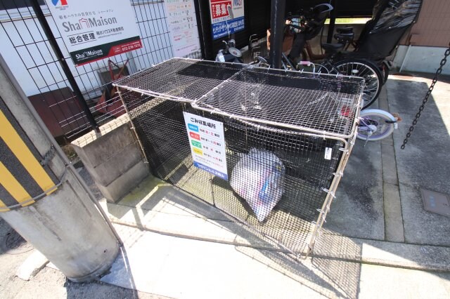 物件内観写真5　(敷地内ゴミ捨場)