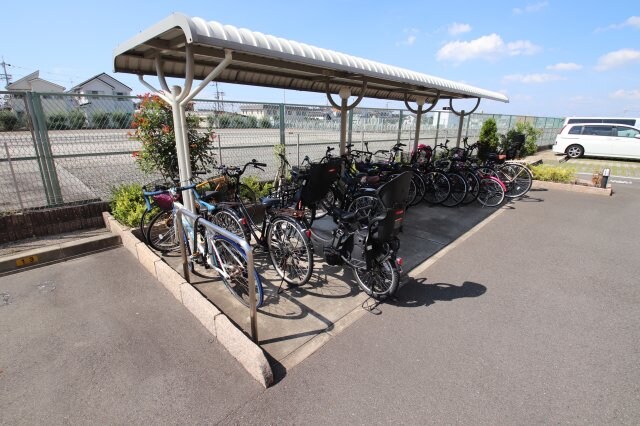 物件内観写真4　(駐輪場)