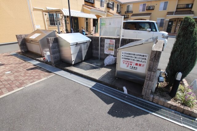 物件内観写真5　(敷地内ゴミ置き場)