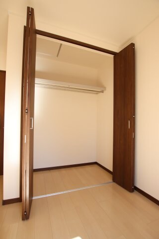 物件内観写真21　(洋室の収納)