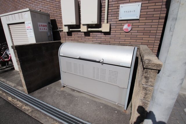 物件内観写真5　(敷地内ゴミ置き場)