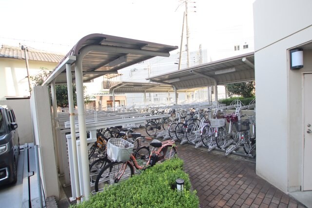 物件内観写真4　(駐輪場)