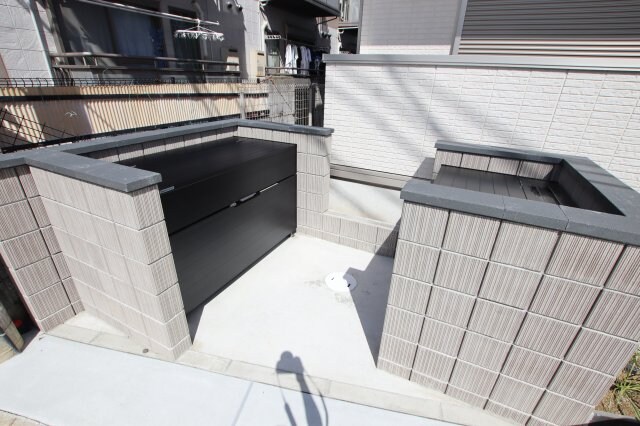 物件内観写真5　(敷地内ゴミ捨場)