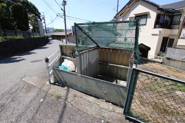 物件内観写真5　(敷地内ゴミ置き場)