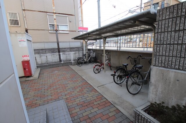 物件内観写真4　(駐輪場)