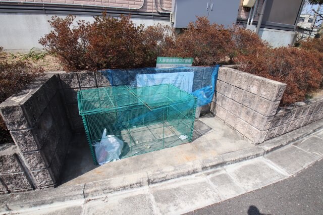 物件内観写真5　(敷地内ゴミ置き場)