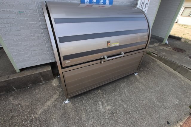 物件内観写真5　(敷地内ゴミ置き場)