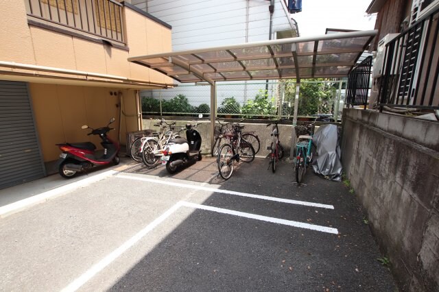 物件内観写真4　(駐輪場)