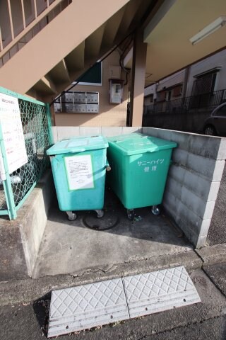 物件内観写真5　(敷地内ゴミ捨場)