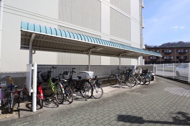 物件内観写真4　(駐輪場)