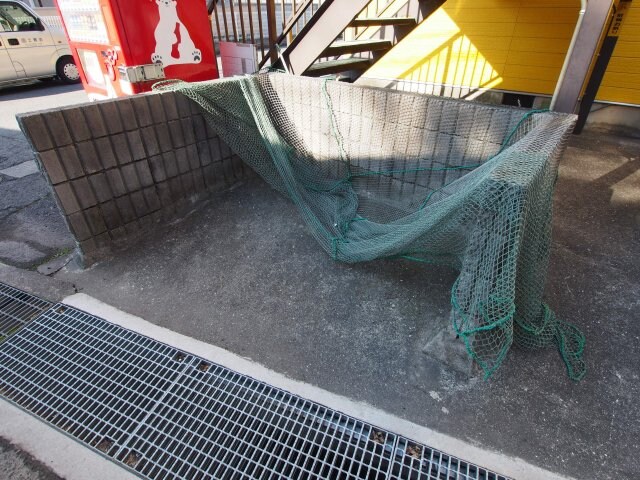 物件内観写真5　(敷地内ゴミ捨場)