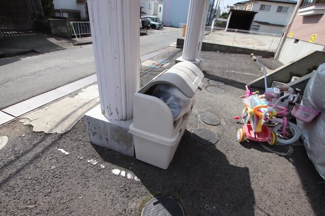物件内観写真5　(ゴミ置き場)