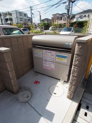 物件内観写真4　(敷地内ゴミ捨場)