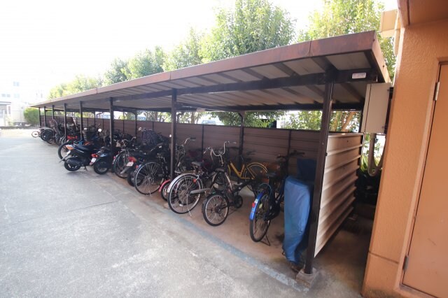 物件内観写真4　(駐輪場)