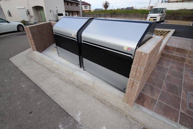 物件内観写真5　(敷地内ゴミ置き場)