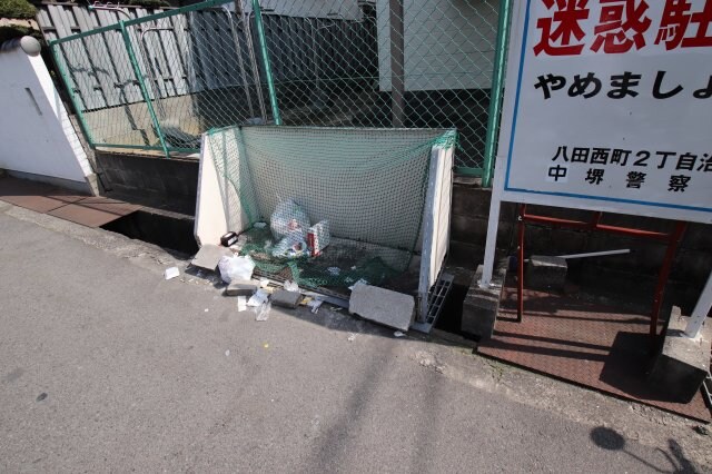 物件内観写真4　(敷地内ゴミ捨場)