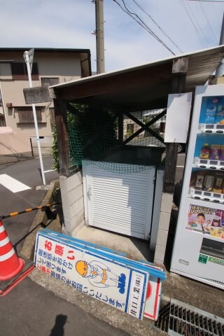 物件内観写真5　(敷地内ゴミ捨場)