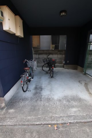 物件内観写真3　(駐輪場)