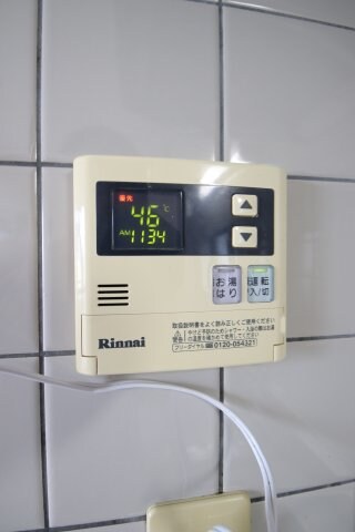 物件内観写真15　(給湯器リモコン)