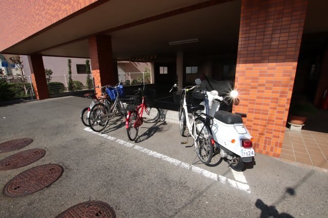 物件内観写真4　(駐輪場)