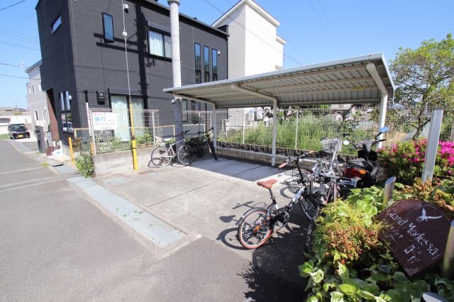 物件内観写真4　(駐輪場)
