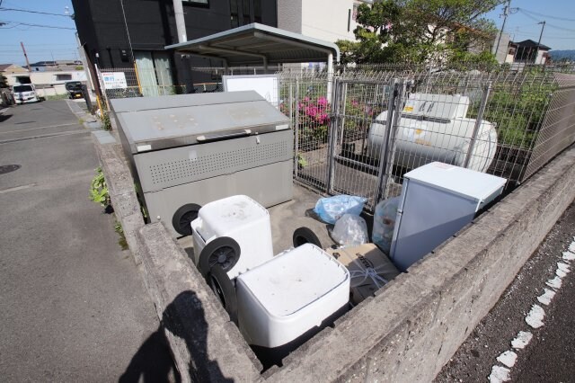 物件内観写真5　(敷地内ゴミ捨場)