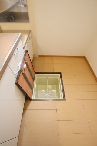 物件内観写真21　(床下収納)